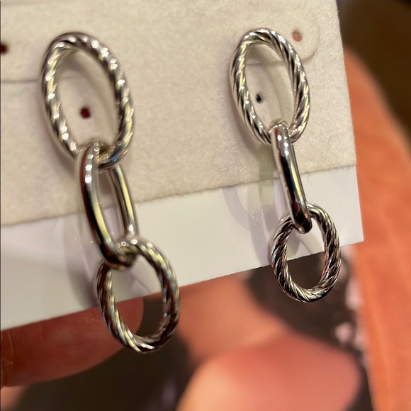 Elegant Silver Chain Link Earrings - Picture 2 of 2